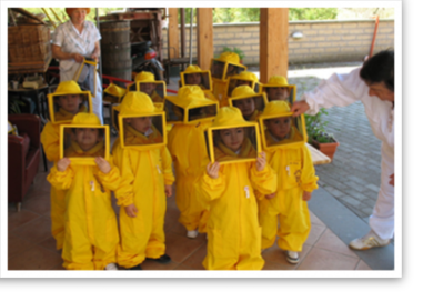 Bambini con maschera api - Agriturismo Iob