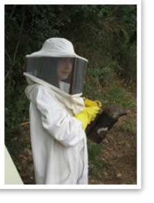 Bambina con maschera api - Agriturismo Iob